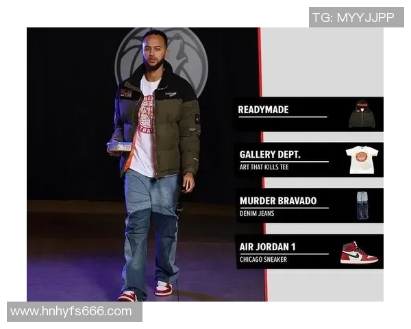 足球球星穿带帽卫衣展现街头风格引领时尚潮流的独特魅力